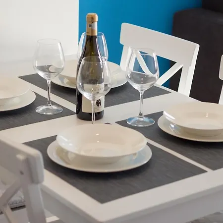 Blue By The Lake Apartment *