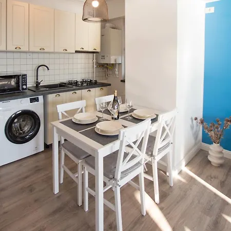 Blue By The Lake Apartment *