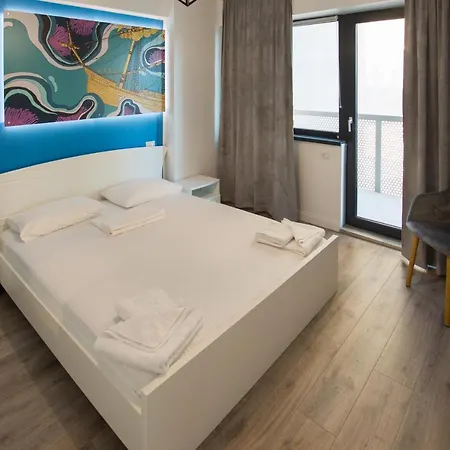 Blue By The Lake Apartment *