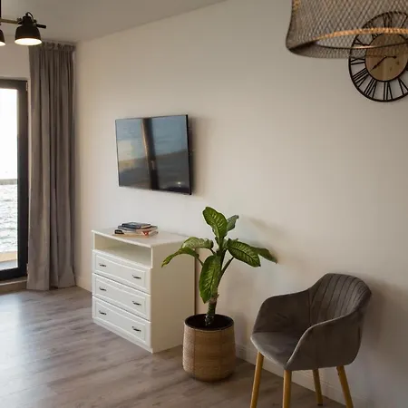 Blue By The Lake Apartment Mamaia